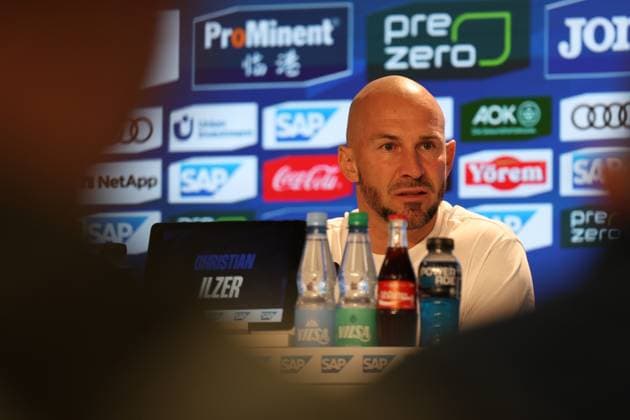 03 10 2025, xrekx, Fußball 1 Bundesliga, TSG 1899 Hoffenheim 1 FC Köln v l Pressekonferenz Christian Ilzer Trainer TSG 1899 Hoffenheim DFL DFB REGULATIONS PROHIBIT ANY USE OF PHOTOGRAPHS as IMAGE SEQUENCES and or QUASI VIDEO Sinsheim