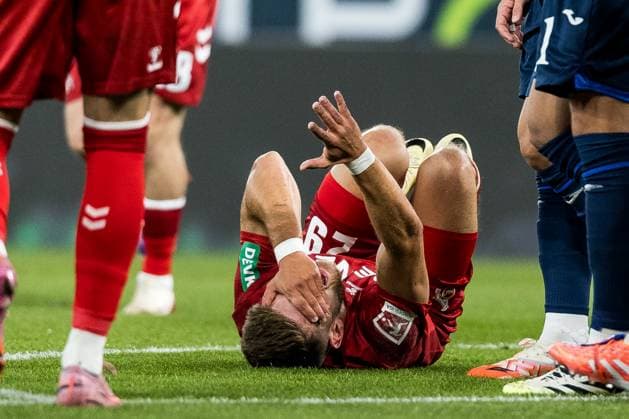 1 Soccer Bundesliga TSG 1899 Hoffenheim 1 FC Köln 03 10 2025 Jan Thielmann 1 FC Köln, 29 remains lying on the grass after a foul, indicates that he needs help 1 Soccer Bundesliga, TSG 1899 Hoffenheim 1 FC Köln, Sinsheim, PREZERO Arena on 03 10 2025 DFL REGULATES PROHIBIT ANY USE OF PHOTOGRAPHS AS IMAGE SEQUENCES AND OR QUASI VIDEO Copyright: xBEAUTIFULxSPORTS Wunderlx