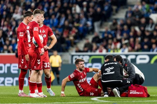1 Soccer Bundesliga TSG 1899 Hoffenheim 1 FC Köln 03 10 2025 Jan Thielmann 1 FC Köln, 29 is treated after foul 1 Soccer Bundesliga, TSG 1899 Hoffenheim 1 FC Köln, Sinsheim, PREZERO Arena on 03 10 2025 DFL REGULATIONS PROHIBIT ANY USE OF PHOTOGRAPHS AS IMAGE SEQUENCES AND OR QUASI VIDEO Copyright: xBEAUTIFULxSPORTS Wunderlx
