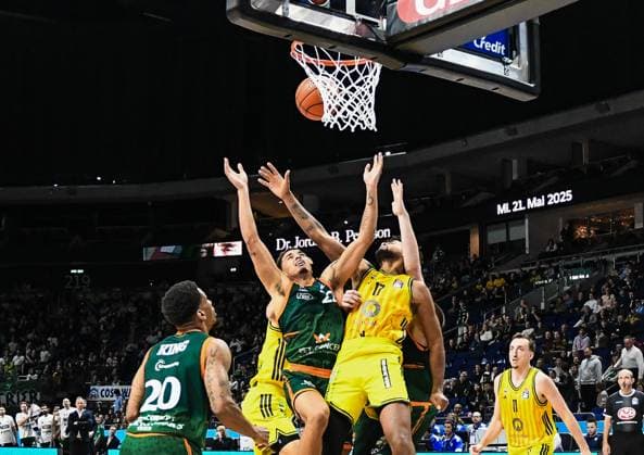 03 10 2025, xlakx, Basketball easyCredit BBL Basketball Alba Berlin Gladiators Trier emspor, v l Urald King Gladiators Trier , Nolan Adekunle Gladiators Trier , Norris Agbakoko Alba Berlin Korbwurf Berlin Daniel Lakomski
