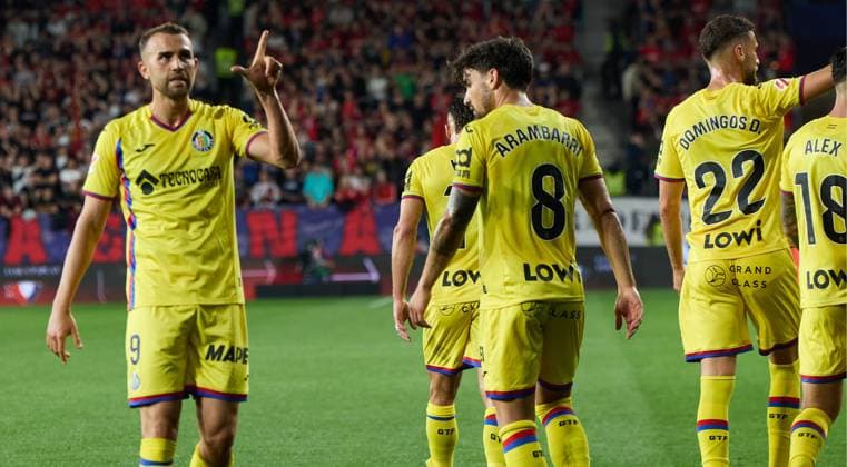 Pamplona, Spain. 3rd Oct 2025. Sports. Football Soccer.Getafe CF players celebrate a goal of Borja Mayoral (0-1) during the football match of La Liga EA Sports between CA Osasuna and Getafe CF played at El Sadar stadium in Pamplona (Spain) on October 3, 2025. Credit: Inigo Alzugaray Cordon Press  InigoxAlzugaray @ialzu Liga 2025-2026