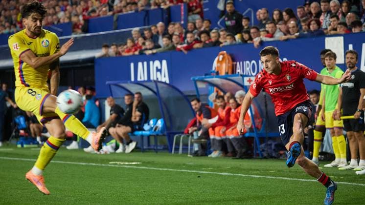 Pamplona, Spain. 3rd Oct 2025. Sports. Football Soccer.Mauro Arambarri (8. Getafe CF) and Abel Bretones (23. CA Osasuna) during the football match of La Liga EA Sports between CA Osasuna and Getafe CF played at El Sadar stadium in Pamplona (Spain) on October 3, 2025. Credit: Inigo Alzugaray Cordon Press  Liga 2025-2026