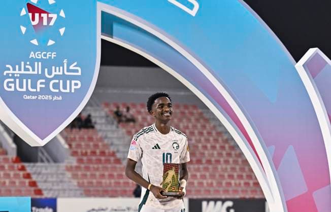 UNITED ARAB EMIRATES V SAUDI ARABIA ,FINAL U-17 GULF CUP QATAR 2025 Abdulrahman Sufyani of Saudi Arabia poses with the best player trophy after the Arab Gulf Cup Football Federation (AGCFF) U-17 Gulf Cup Qatar 2025 final football match between United Arab Emirates and Saudi Arabia at Grand Hamad Stadium in Doha, Qatar, on October 3, 2025. DOHA Qatar Copyright: xNOUSHADx