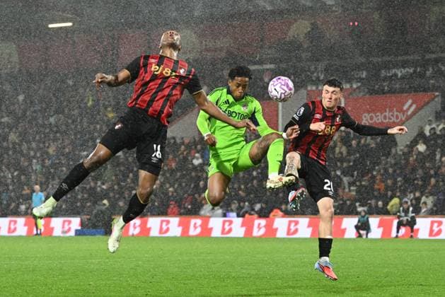 Bournemouth v Fulham Premier League 03 10 2025. Kevin (22) of Fulham battles for possession with Bafode Diakite (18) of AFC Bournemouth and Alex Jimenez (20) of AFC Bournemouth during the Premier League match between Bournemouth and Fulham at the Vitality Stadium, Bournemouth, England on 3 October 2025. Bournemouth Vitality Stadium Dorset England Editorial use only DataCo restrictions apply See www.football-dataco.com , Copyright: xGrahamxHuntx PSI-22994-0166