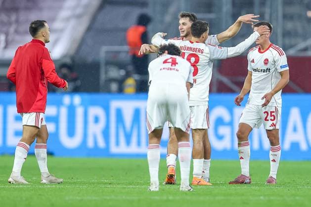 03 10 2025, Football, Fortuna Düsseldorf 1 FC Nürnberg, 2 Fußball Bundesliga, Merkur Spiel Arena, Saison 2025 2026 Joy among Nürnberg players after the 3 2 victory Florian Flick 1FC Nuernberg 06 Rafael Lubach 1FC Nuernberg 18 Finn Becker 1FC Nuernberg 25 DFB regulations prohibit any use of photographs as image sequences and or quasi video Nordrhein Westfalen Germany