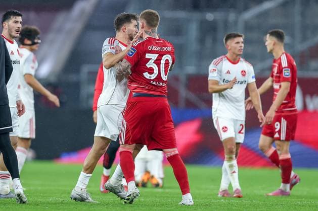 03 10 2025, Football, Fortuna Düsseldorf 1 FC Nürnberg, 2 Fußball Bundesliga, Merkur Spiel Arena, Saison 2025 2026 Tummult scuffle on the pitch after the final whistle at the end of the match Florian Flick 1FC Nuernberg 06 involved in a shoving match with Jordy de Wijs Fortuna Düsseldorf 30 DFB regulations prohibit any use of photographs as image sequences and or quasi video Nordrhein Westfalen Germany