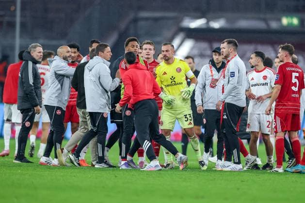 03 10 2025, Football, Fortuna Düsseldorf 1 FC Nürnberg, 2 Fußball Bundesliga, Merkur Spiel Arena, Saison 2025 2026 Tummult scuffle on the pitch after the final whistle at the end of the match DFB regulations prohibit any use of photographs as image sequences and or quasi video Nordrhein Westfalen Germany