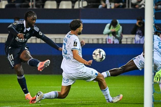 Ligue 1 Paris FC vs FC Lorient - FA Paris FC forward Jean-Philippe Krasso kicks the ball during the French L1 football match between Paris FC and FC Lorient at the Stade Jean-Bouin in Paris on October 3, 2025. Photo by Firas Abdullah ABACAPRESS.COM Paris Île-de-France France  Copyright: xAbdullahxFiras ABACAx