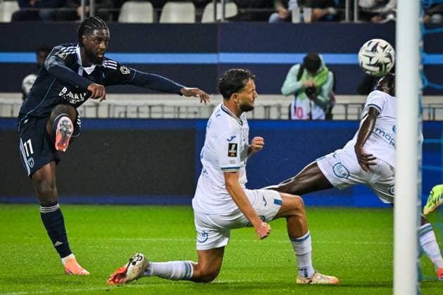 Ligue 1 Paris FC vs FC Lorient - FA Paris FC forward Jean-Philippe Krasso kicks the ball during the French L1 football match between Paris FC and FC Lorient at the Stade Jean-Bouin in Paris on October 3, 2025. Photo by Firas Abdullah ABACAPRESS.COM Paris Île-de-France France  Copyright: xAbdullahxFiras ABACAx