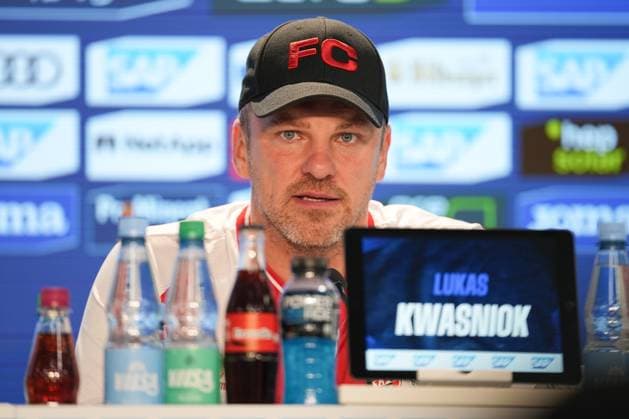Soccer Bundesliga, Matchday 6, TSG Hoffenheim 1 FC Köln on 03 10 2025 in Sinsheim PreZero Arena , Germany, Season 2025 2026 DFL REGULATIONS PROHIBIT ANY USE OF PHOTOGRAPHS AS IMAGE SEQUENCES AND OR QUASI VIDEO Lukas Kwasniok Head Coach KOE in focus at the PK Sinsheim PreZero Arena Germany Copyright: xChristophxKinzingerx