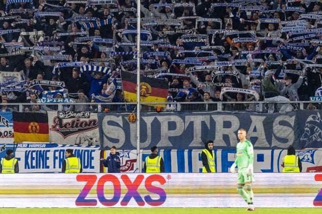 3 Liga 10 Matchday MSV Duisburg FC Hansa Rostock 03 10 2025 Fans of FC Hansa Rostock, flag with the logo of GDR German Democratic Republic 3 Liga 10 Matchday MSV Duisburg FC Hansa Rostock Schauinsland Reisen Arena, Duisburg 03 10 2025 DFB regulations prohibit any use of photographs as image sequences and or quasi video Copyright: xBEAUTIFULxSPORTS Buriakovx