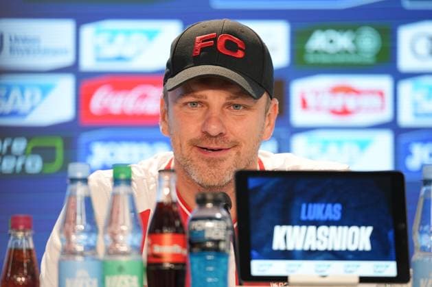 Soccer Bundesliga, Matchday 6, TSG Hoffenheim 1 FC Köln on 03 10 2025 in Sinsheim PreZero Arena , Germany, Season 2025 2026 DFL REGULATIONS PROHIBIT ANY USE OF PHOTOGRAPHS AS IMAGE SEQUENCES AND OR QUASI VIDEO Lukas Kwasniok Head Coach KOE in focus at the PK Sinsheim PreZero Arena Germany Copyright: xChristophxKinzingerx