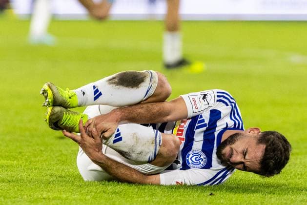 3 Liga 10 Matchday MSV Duisburg FC Hansa Rostock 03 10 2025 Mert Göckan MSV Duisburg, 17 lies on the turf after the duel with Benno Dietze FC hansa Rostock, 42 3 Liga 10 Matchday MSV Duisburg FC Hansa Rostock Schauinsland Reisen Arena, Duisburg 03 10 2025 DFB regulations prohibit any use of photographs as image sequences and or quasi video Copyright: xBEAUTIFULxSPORTS Buriakovx
