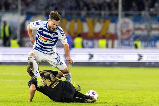 3 Liga 10 Matchday MSV Duisburg FC Hansa Rostock 03 10 2025 Mert Göckan MSV Duisburg, 17 , Benno Dietze FC hansa Rostock, 42 3 Liga 10 Matchday MSV Duisburg FC Hansa Rostock Schauinsland Reisen Arena, Duisburg 03 10 2025 DFB regulations prohibit any use of photographs as image sequences and or quasi video Copyright: xBEAUTIFULxSPORTS Buriakovx