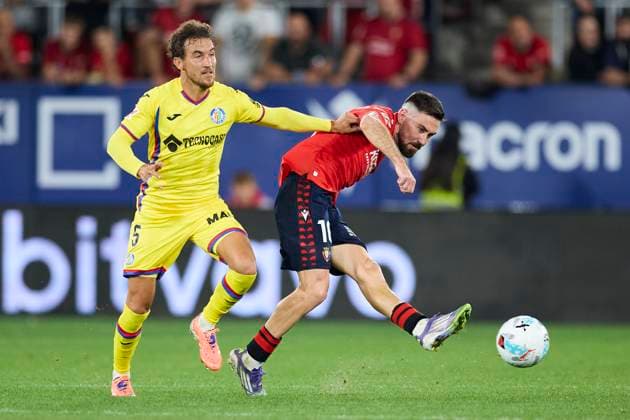 CA Osasuna v Getafe CF - LaLiga EA Sports Luis Milla of Getafe CF competes for the ball with Moi Gomez of CA Osasuna during the LaLiga EA Sports match between CA Osasuna and Getafe CF at El Sadar on October 3, 2025, in Pamplona, Spain. Pamplona El Sadar Navarra Spain RL_CAOvGCF_EL_000094 Copyright: xRicardoxLarreinax