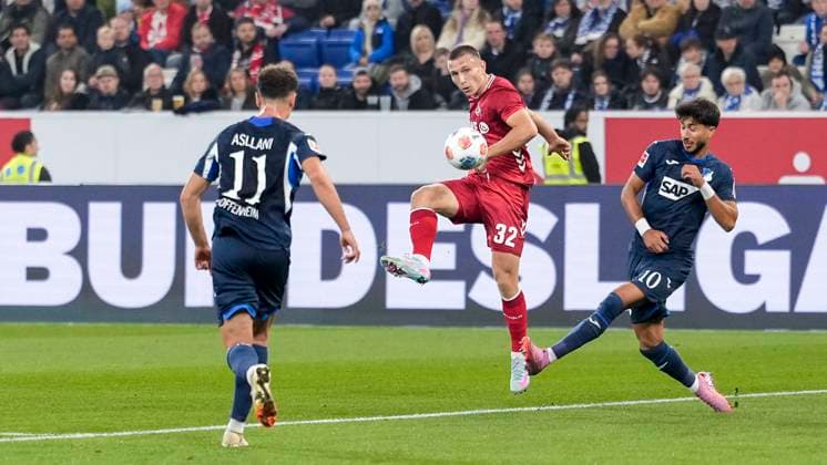 v li Fisnik Asllani Hoffenheim, 11 , Kristoffer Lund Hansen Cologne, 32 , Muhammed Damar Hoffenheim, 10 , duel, duel, tackle, tackling, dynamics, action, action, 03 10 2025, Sinsheim Germany , Football, Bundesliga, TSG 1899 Hoffenheim 1 FC Köln, DFB DFL REGULATIONS PROHIBIT ANY USE OF PHOTOGRAPHS AS IMAGE SEQUENCES AND OR QUASI VIDEO xozx