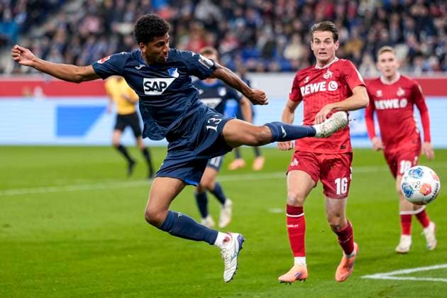 v li Bernardo Fernandes da Silva Junior Hoffenheim, 13 , Jakub Kaminski Köln, 16 , duel, duel, tackle, tackling, dynamics, action, action, in the penalty area, penalty area scene, 03 10 2025, Sinsheim Germany , Football, Bundesliga, TSG 1899 Hoffenheim 1 FC Köln, DFB DFL REGULATIONS PROHIBIT ANY USE OF PHOTOGRAPHS AS IMAGE SEQUENCES AND OR QUASI VIDEO xozx