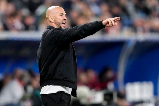 Christian Ilzer coach, head coach, Hoffenheim , gives instructions, gestures, gesticulates with arms, single image, single photo, action, action, 03 10 2025, Sinsheim Germany , Football, Bundesliga, TSG 1899 Hoffenheim 1 FC Köln, DFB DFL REGULATIONS PROHIBIT ANY USE OF PHOTOGRAPHS AS IMAGE SEQUENCES AND OR QUASI VIDEO xozx