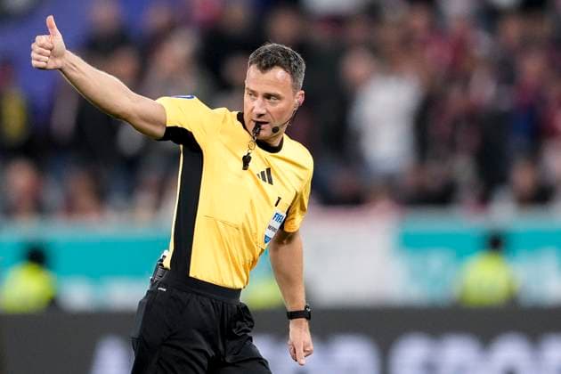 Felix Zwayer referee , with thumbs up, gesture, gesticulation, confident, positive, optimistic, joy, happy, rejoices, single picture, single photo, action, action, 03 10 2025, Sinsheim Germany , Football, Bundesliga, TSG 1899 Hoffenheim 1 FC Köln, DFB DFL REGULATIONS PROHIBIT ANY USE OF PHOTOGRAPHS AS IMAGE SEQUENCES AND OR QUASI VIDEO xozx