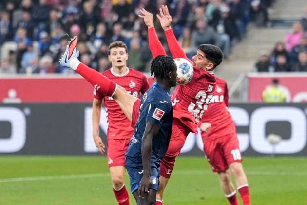 v li Ihlas Bebou Hoffenheim, 9 , Cenk Özkacar Köln, 39 , duel, duel, tackle, tackling, dynamics, action, action, 03 10 2025, Sinsheim Germany , Football, Bundesliga, TSG 1899 Hoffenheim 1 FC Köln, DFB DFL REGULATIONS PROHIBIT ANY USE OF PHOTOGRAPHS AS IMAGE SEQUENCES AND OR QUASI VIDEO xozx