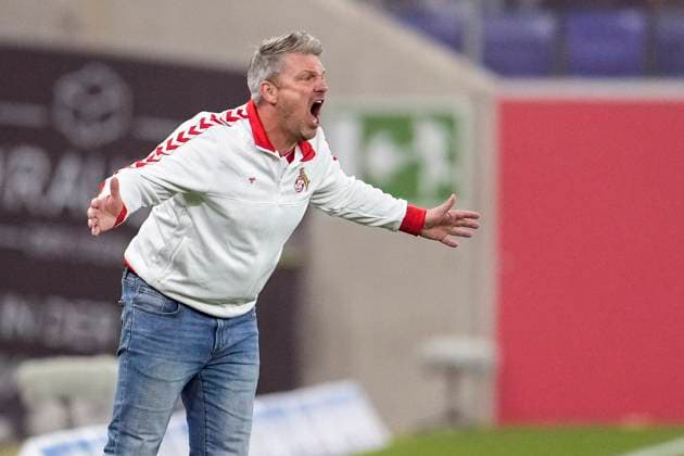 Lukas Kwasniok Coach, Head Coach, 1 FC Köln , gives instructions, gestures, gesticulates with arms, single image, single photo, action, action, is angry, shouts, screams, screaming, 03 10 2025, Sinsheim Germany , Soccer, Bundesliga, TSG 1899 Hoffenheim 1 FC Köln, DFB DFL REGULATIONS PROHIBIT ANY USE OF PHOTOGRAPHS AS IMAGE SEQUENCES AND OR QUASI VIDEO xozx