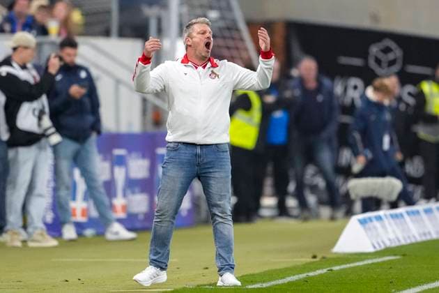 Lukas Kwasniok Coach, Head Coach, 1 FC Köln , gives instructions, gestures, gesticulates with arms, cropped, full body, single image, single photo, action, action, on the sidelines, 03 10 2025, Sinsheim Germany , Soccer, Bundesliga, TSG 1899 Hoffenheim 1 FC Köln, DFB DFL REGULATIONS PROHIBIT ANY USE OF PHOTOGRAPHS AS IMAGE SEQUENCES AND OR QUASI VIDEO xozx