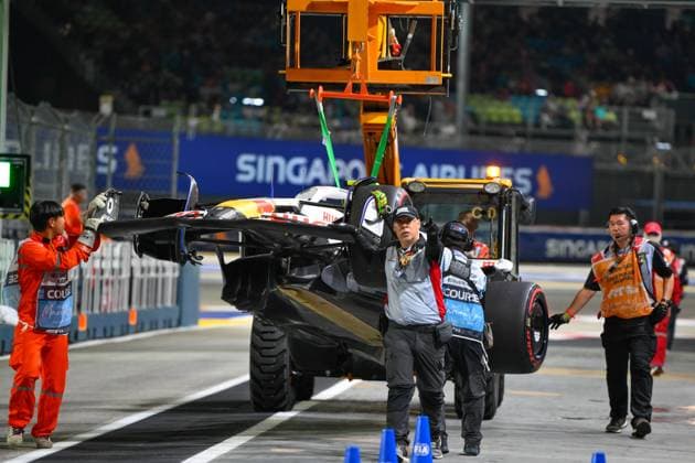 October 3, 2025, Chennai, Tamilnadu, India: Liam Lawson of Racing Bulls crashed car gets craned of after he crashed during FP2 of the F1 Grand Prix of Singapore at Marina Bay Street Circuit on October, 3rd 2025 in Singapore. Chennai India - ZUMAc251 20251003_znp_c251_038 Copyright: xVikramxChandrasekarx