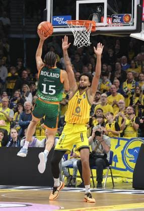Jordan Roland on the ball, Norris Agbakoko duel Game scene Action Sport Basketball BBL Bundesliga Men Season 2025 2026 03 10 2025 ALBA Berlin vs Gladiators Trier
