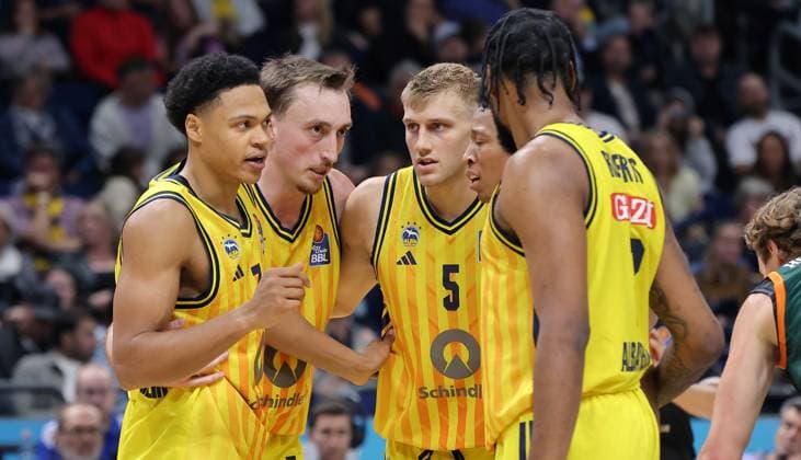 Jack Kayil talks to Moses Wood, Sam Griesel, Rejean Boogie Ellis, J Wan Roberts Action Upper Body Sports Basketball BBL Bundesliga Men Season 2025 2026 03 10 2025 ALBA Berlin vs Gladiators Trier