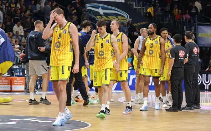 Moses Wood, Jonas Mattisseck, Justin Bean, J Wan Roberts, Alba team disappointed after the end of the game Disappointment Sport Basketball BBL Bundesliga Men Season 2025 2026 03 10 2025 ALBA Berlin vs Gladiators Trier