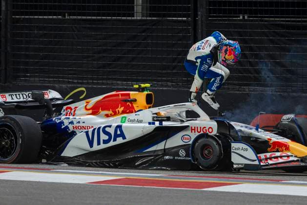F1 Grand Prix Of Singapore - Practice Liam Lawson of New Zealand and Visa Cash App RB Formula One Team driver crashes during the practice sessions at the Formula 1 Singapore Airlines Singapore Grand Prix in Marina Bay Street Circuit, Singapore, on October 3, 2025. Singapore Singapore  Copyright: xRobertxSzaniszlox originalFilename:szaniszlo-notitle251003_npIbS.jpg