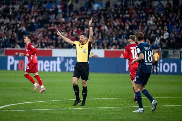 Referee Felix Zwayer, GER, TSG 1899 Hoffenheim vs 1 FC Koeln, Fussball Bundesliga, Matchday 6, Season 2025 2026, 03 10 2025 DFB DFL regulations prohibit any use of photographs as image sequences and or quasi video GER, TSG 1899 Hoffenheim vs 1 FC Koeln, Fussball Bundesliga, Matchday 6, Season 2025 2026, 03 10 2025 Sinsheim Copyright: xEibner-Pressefoto Memmlerx EP_MMR