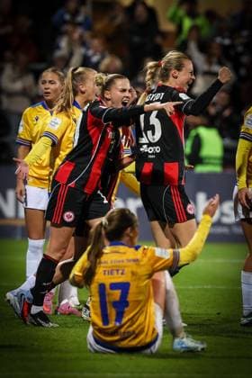 2025 10 03 xJFx Soccer Google Pixel Women Bundesliga Eintracht Frankfurt FC Carl Zeiss Jena v l , Laura Freigang Eintracht Frankfurt , Amanda Ilestedt Eintracht Frankfurt Torjubel, Goal celebration, celebrate the goal DFL DFB REGULATIONS PROHIBIT ANY USE OF PHOTOGRAPHS as IMAGE SEQUENCES and or QUASI VIDEO Copyright: JoaquimxFerreira