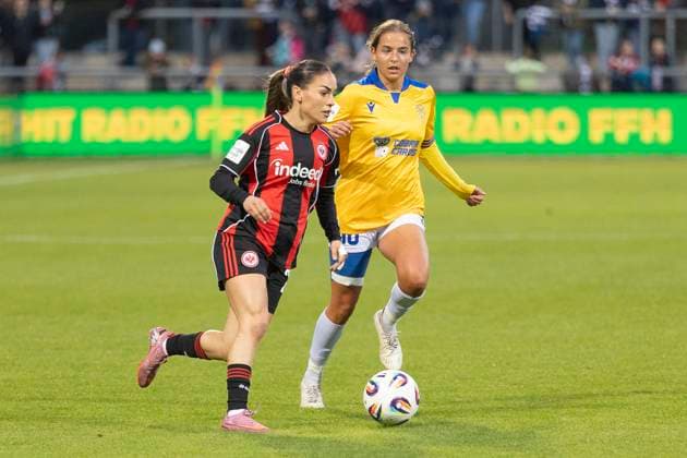 Google Pixel Womens Bundesliga Eintracht Frankfurt FC Carl Zeiss Jena, 03 10 2025 Ereleta Memeti Eintracht Frankfurt 27 , Lisa Gora FC Carl Zeiss Jena 16 on the ball, clipping, portrait portrait, Eintracht Frankfurt FC Carl Zeiss Jena, Frankfurt, Stadion am Brentanobad, 3 10 2025 Copyright: xBEAUTIFULxSPORTS Gawlikx