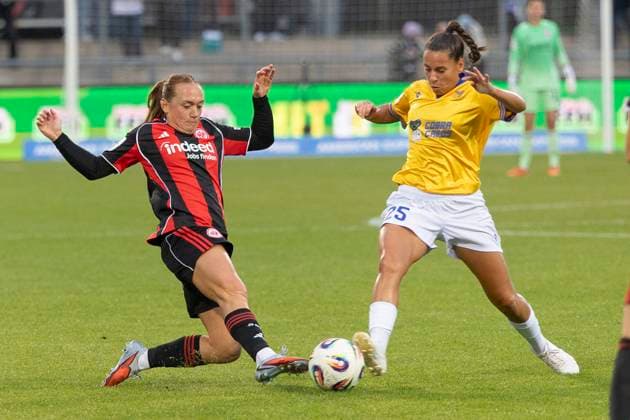Google Pixel Womens Bundesliga Eintracht Frankfurt FC Carl Zeiss Jena, 03 10 2025 Lisanne Gräwe Eintracht Frankfurt 8 Noemi Gentile FC Carl Zeiss Jena 25 in a duel for the ball, Eintracht Frankfurt FC Carl Zeiss Jena, Frankfurt, Stadion am Brentanobad, 3 10 2025 Copyright: xBEAUTIFULxSPORTS Gawlikx