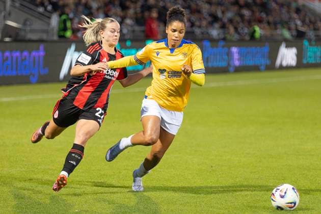 Google Pixel Womens Bundesliga Eintracht Frankfurt FC Carl Zeiss Jena, 03 10 2025 Nadine Riesen Eintracht Frankfurt 22 Josephine Bonsu FC Carl Zeiss Jena 23 fighting for the ball, Eintracht Frankfurt FC Carl Zeiss Jena, Frankfurt, Stadion am Brentanobad, 3 10 2025 Copyright: xBEAUTIFULxSPORTS Gawlikx