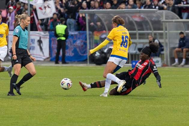 Google Pixel Womens Bundesliga Eintracht Frankfurt FC Carl Zeiss Jena, 03 10 2025 Nicole Anyomi Eintracht Frankfurt 19 stalks the ball in front of Lisa Gora FC Carl Zeiss Jena 16, Eintracht Frankfurt FC Carl Zeiss Jena, Frankfurt, Stadion am Brentanobad, 3 10 2025 Copyright: xBEAUTIFULxSPORTS Gawlikx