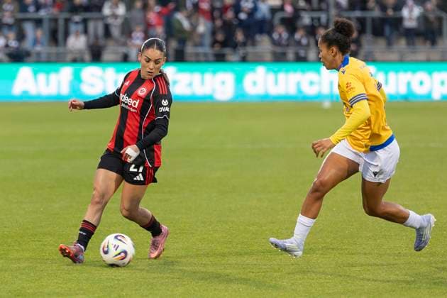 Google Pixel Womens Bundesliga Eintracht Frankfurt FC Carl Zeiss Jena, 03 10 2025 Ereleta Memeti Eintracht Frankfurt 27 Josephine Bonsu FC Carl Zeiss Jena 23 in a duel for the ball, Eintracht Frankfurt FC Carl Zeiss Jena, Frankfurt, Stadion am Brentanobad, 3 10 2025 Copyright: xBEAUTIFULxSPORTS Gawlikx