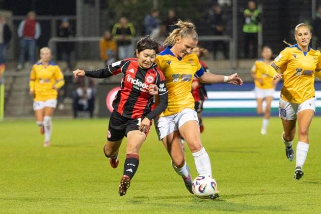Google Pixel Womens Bundesliga Eintracht Frankfurt FC Carl Zeiss Jena, 03 10 2025 Remina Chiba Eintracht Frankfurt 15 Toma Ihlenburg FC Carl Zeiss Jena 3 in a duel for the ball, Eintracht Frankfurt FC Carl Zeiss Jena, Frankfurt, Stadion am Brentanobad, 3 10 2025 Copyright: xBEAUTIFULxSPORTS Gawlikx