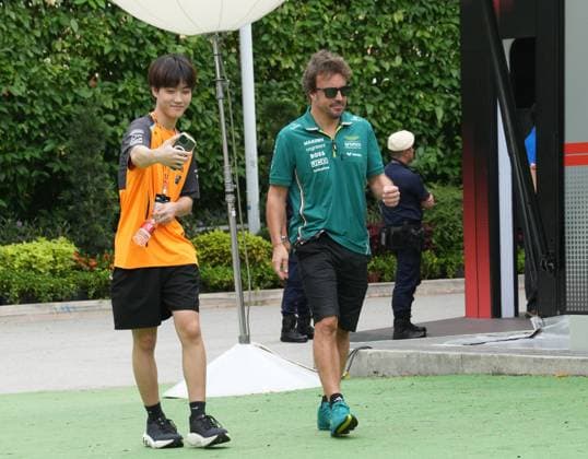 FORMULA 1 SINGAPORE AIRLINES SINGAPORE GRAND PRIX 2025 04 10 2025, Marina Bay Street Circuit, Singapore, FORMULA 1 SINGAPORE AIRLINES SINGAPORE GRAND PRIX 2025 , pictured Fernando Alonso ESP , Aston Martin Aramco Cognizant Formula One Team nordphotoxGmbHx xBratic nph00250