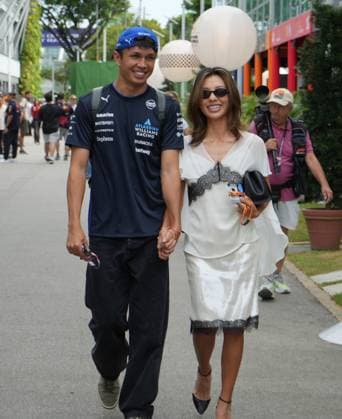 FORMULA 1 SINGAPORE AIRLINES SINGAPORE GRAND PRIX 2025 04 10 2025, Marina Bay Street Circuit, Singapore, FORMULA 1 SINGAPORE AIRLINES SINGAPORE GRAND PRIX 2025 , pictured Alexander Albon GBR , Atlassian Williams Racing with girlfriend Lily Muni He nordphotoxGmbHx xBratic nph00250