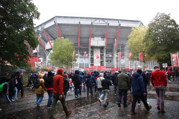 04 10 2025, xmohx, Soccer 2 Bundesliga, 1 FC Kaiserslautern VfL Bochum v l Fans, Spectators, , Scarves, Ultras on the way to the stadium Westkurve in the rain DFL DFB REGULATIONS PROHIBIT ANY USE OF PHOTOGRAPHS as IMAGE SEQUENCES and or QUASI VIDEO Kaiserslautern
