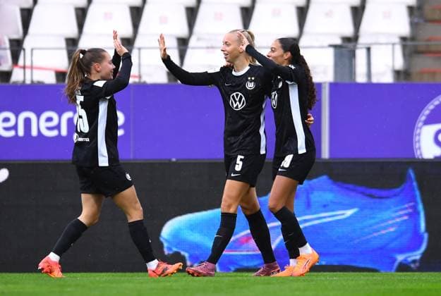 Soccer Google Pixel Womens Bundesliga Season 2025 2026 5 Matchday SGS Essen VfL Wolfsburg on 04 10 2025 at Stadion an der Hafenstraße in Essen Goal celebration to 0 1 by Ella Peddemors VfL Wolfsburg , mitte DFB regulations prohibit any use of photographs as image sequences and or quasi video Nordrhein Westfalen Germany