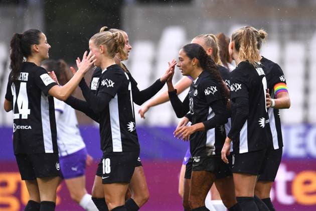 Soccer Google Pixel Womens Bundesliga Season 2025 2026 5 Matchday SGS Essen VfL Wolfsburg on 04 10 2025 at Stadion an der Hafenstraße in Essen Goal celebration to 0 2 by Kessya Bussy VfL Wolfsburg , mitte DFB regulations prohibit any use of photographs as image sequences and or quasi video Nordrhein Westfalen Germany
