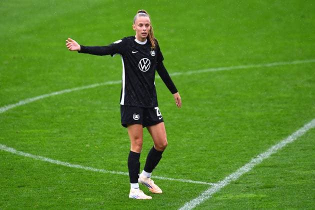 Soccer Google Pixel Womens Bundesliga Season 2025 2026 5 Matchday SGS Essen VfL Wolfsburg on 04 10 2025 at Stadion an der Hafenstraße in Essen Vivien Endemann VfL Wolfsburg DFB regulations prohibit any use of photographs as image sequences and or quasi video Nordrhein Westfalen Germany