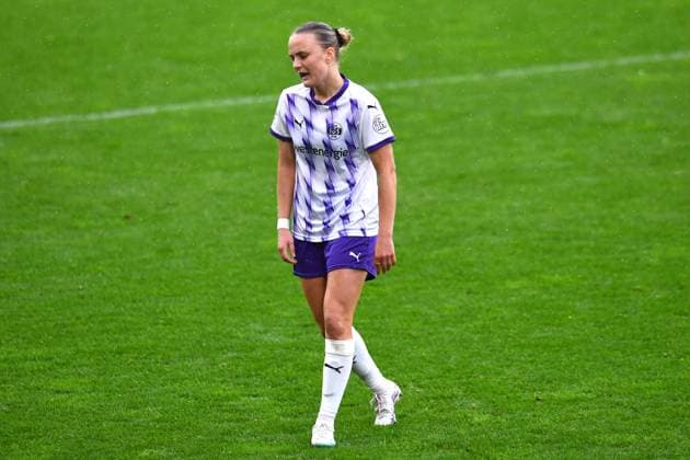 Soccer Google Pixel Womens Bundesliga Season 2025 2026 5 Matchday SGS Essen VfL Wolfsburg on 04 10 2025 at Stadion an der Hafenstraße in Essen Paula Flach SGS Essen DFB regulations prohibit any use of photographs as image sequences and or quasi video Nordrhein Westfalen Germany