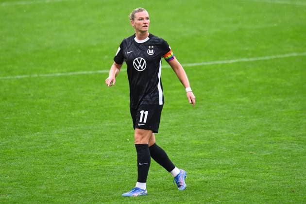 Soccer Google Pixel Womens Bundesliga Season 2025 2026 5 Matchday SGS Essen VfL Wolfsburg on 04 10 2025 at Stadion an der Hafenstraße in Essen Alexandra Popp VfL Wolfsburg DFB regulations prohibit any use of photographs as image sequences and or quasi video Nordrhein Westfalen Germany