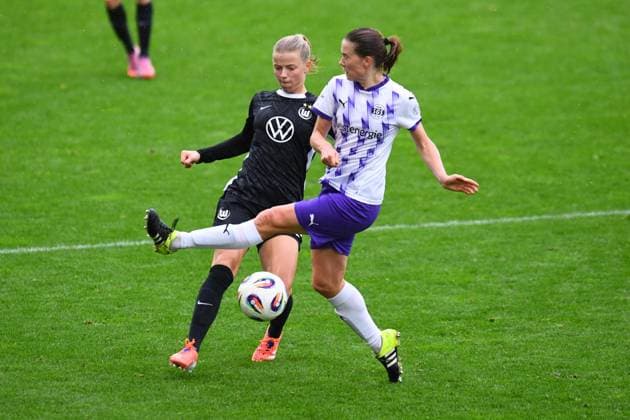 Soccer Google Pixel Womens Bundesliga Season 2025 2026 5 Matchday SGS Essen VfL Wolfsburg on 04 10 2025 at Stadion an der Hafenstraße in Essen Lena Ostermeier SGS Essen , front Justine Kielland VfL Wolfsburg , back DFB regulations prohibit any use of photographs as image sequences and or quasi video Nordrhein Westfalen Germany