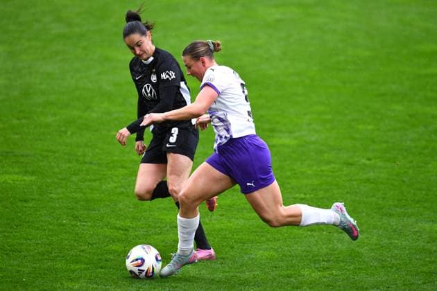 Soccer Google Pixel Womens Bundesliga Season 2025 2026 5 Matchday SGS Essen VfL Wolfsburg on 04 10 2025 at Stadion an der Hafenstraße in Essen Ramona Maier SGS Essen , front Caitlin Dijkstra VfL Wolfsburg , back DFB regulations prohibit any use of photographs as image sequences and or quasi video Nordrhein Westfalen Germany