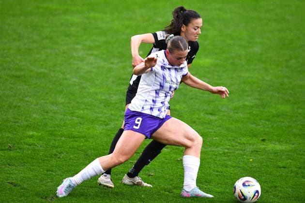 Soccer Google Pixel Womens Bundesliga Season 2025 2026 5 Matchday SGS Essen VfL Wolfsburg on 04 10 2025 at Stadion an der Hafenstraße in Essen Ramona Maier SGS Essen , front Caitlin Dijkstra VfL Wolfsburg , back DFB regulations prohibit any use of photographs as image sequences and or quasi video Nordrhein Westfalen Germany